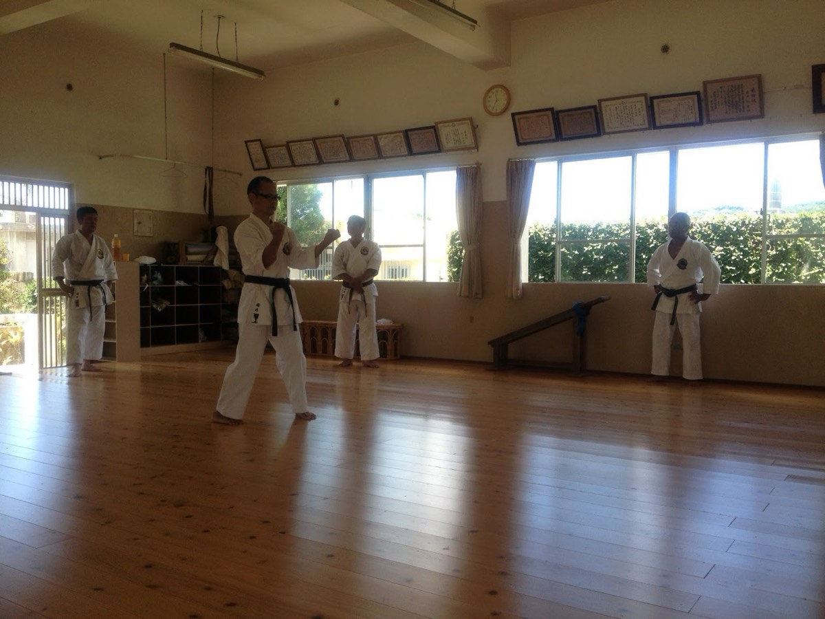 毎月第一日曜日嶺井道場稽古の様子 Monthly session… — 写真 2
