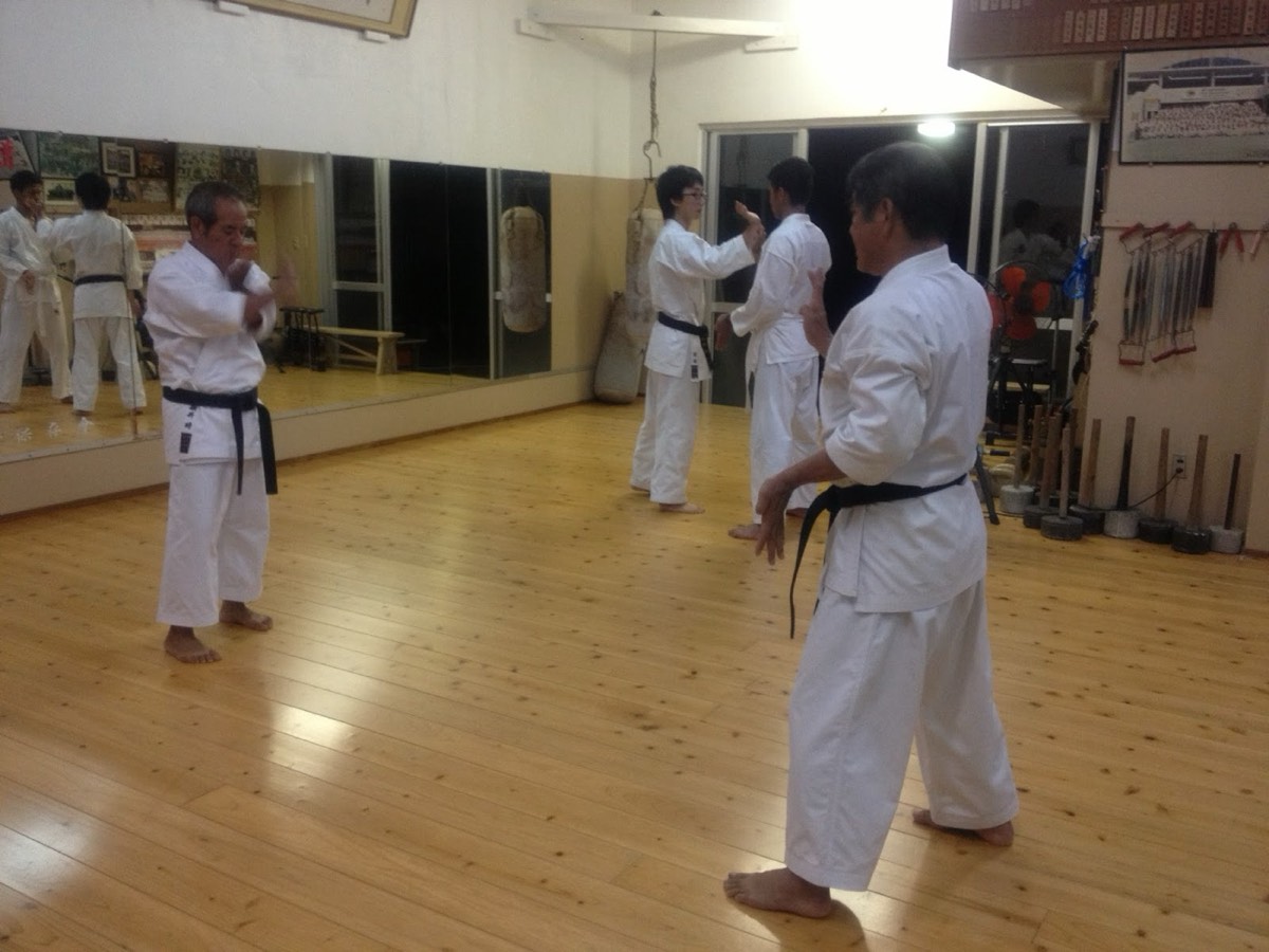 宮城さんに三戦の指導 三戦の腕の回し方を指導する こちらは十三手 — 写真 1